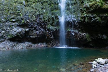 beim Wasserfall von Caldeirão Verde