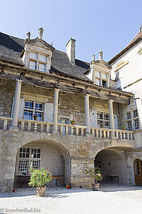 im Hof des Château de Cénevières