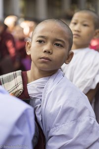 Kindermönch auf dem Weg zur Mönchsspeisung