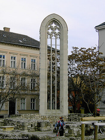 rekonstruiertes Chorfenster der Maria-Magdalenenkirche in Budapest