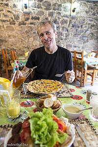 Lars beim Pizzaessen bei Hell-Bourg