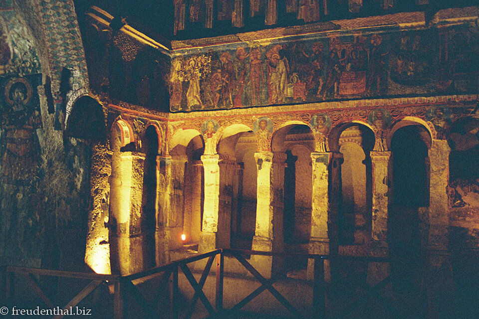 blaue Kirche im roten Licht, bei Göreme in Kappadokien