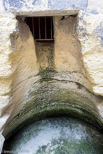 Fäkalienbrunnen im Innenhof des Palastes der Inquisatoren auf Malta
