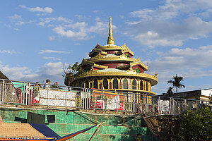 Tempel beim Goldenen Felsen von Kyaiktiyo