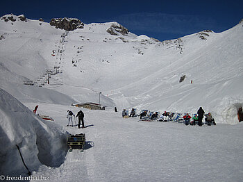 vor der Iglu Lodge von Oberstdorf