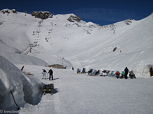 vor der Iglu Lodge von Oberstdorf