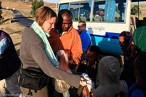 Anne beim Geschenkeverteilen in der Amhara-Region