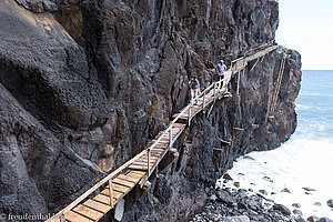 halsbrecherischer Holzsteg bis zum Ponta de São Jorge