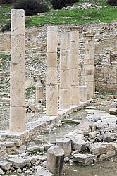 Wieder aufgerichtete, dorische Säulen in der Agora.