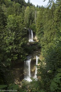 Blick auf beide Stufen der Scheidegger Wasserfälle