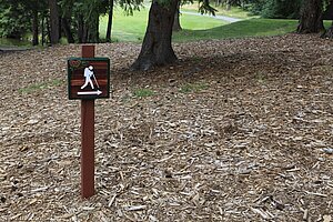 irreführender Wegweiser im Bereich vom Golfplatz