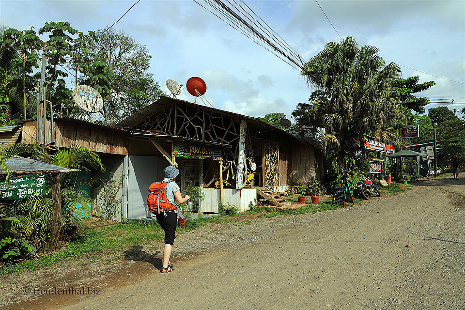 Anne spaziert durch Agujitas de Drake, Costa Rica