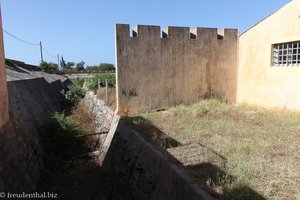 Sicherungsgraben und Mauern im KZ Tarrafal