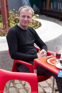 Lars im Café beim Picknickplatz São Jorge