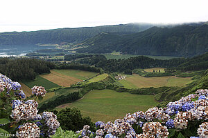 Blick hinab in die Caldeira auf die Felder von Sete Cidades