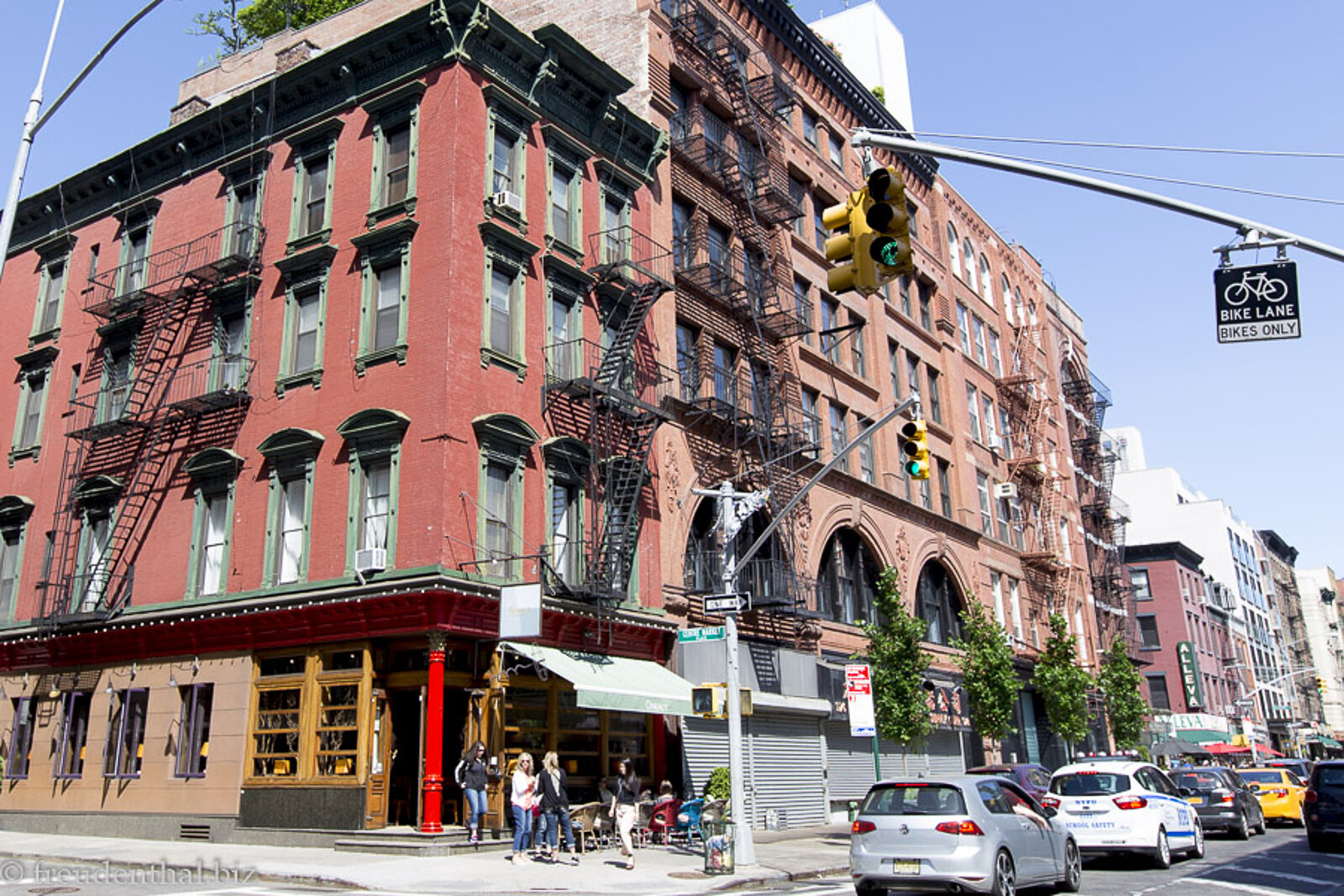 Gebäudeecke mit rotem Mauerwerk in der Chinatown von New York City