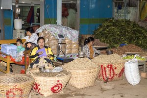 Großmarkt mit Erdnüssen in Mandalay