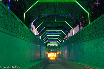 Abends ist der Unterwassertunnel von Tongyeong beleuchtet