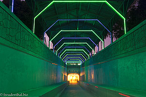 Abends ist der Unterwassertunnel von Tongyeong beleuchtet