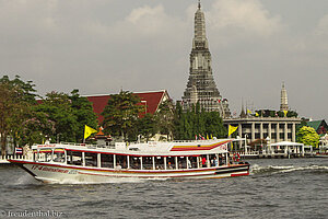 auf dem Mae Nam Chao Phraya durch Bangkok