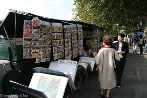 Postkarten- und Bücherstände am Ufer der Seine