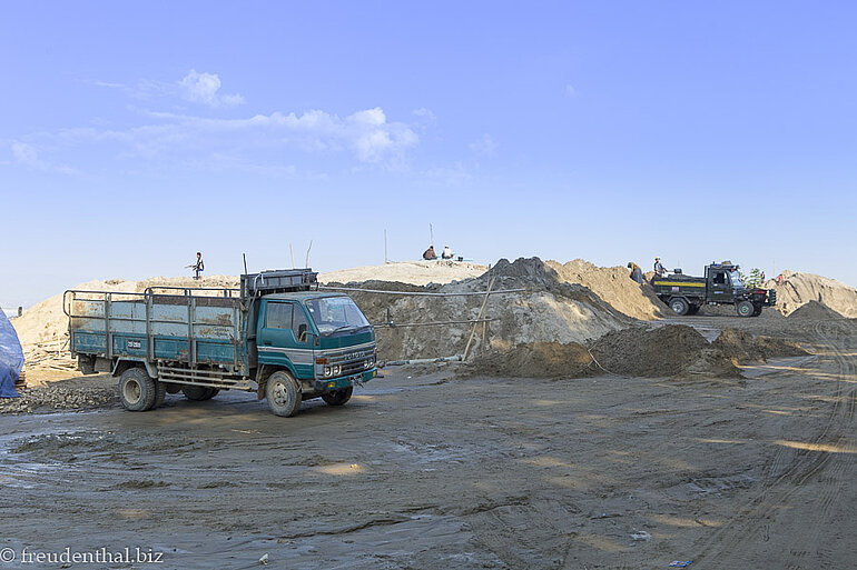 Sandabbau am Irrawaddy