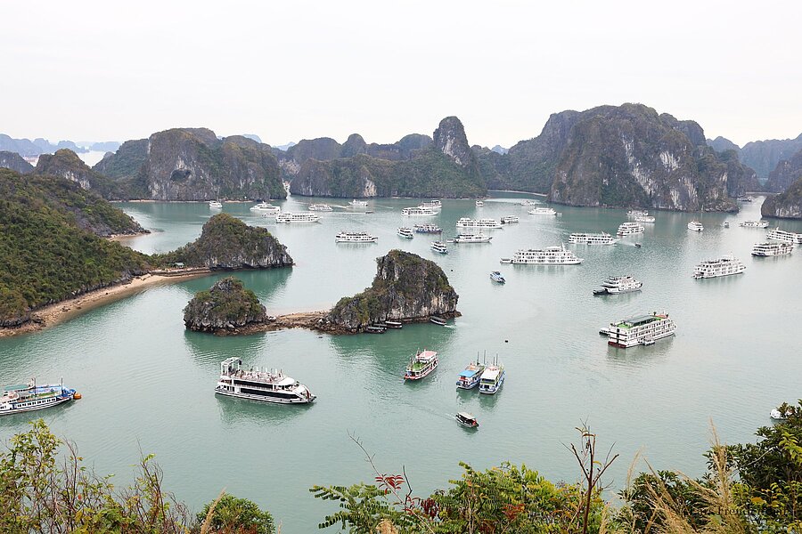 Aus dem Meer ragende Kalkinseln in der Halong-Bucht