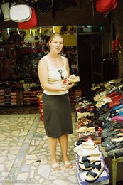Annette mal wieder beim Schuhe gucken in Konya