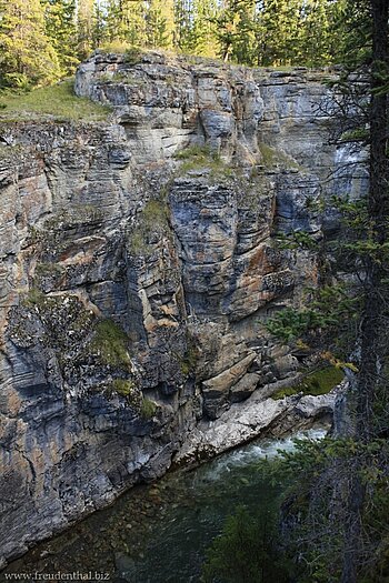 Felswände im Maligne Canyon