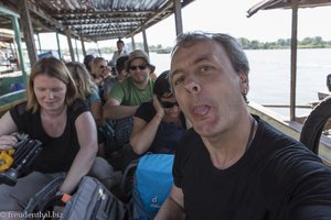 Frechdachs bei der Bootsfahrt bei Si Phan Don in Laos