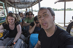 Frechdachs bei der Bootsfahrt bei Si Phan Don in Laos