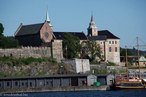 Blick auf das Schloss Akershus vom Hafen aus