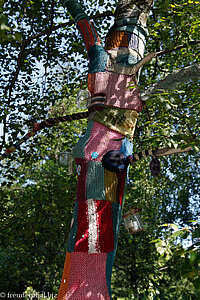 ein Pullover für einen Baum - Strickkunst an der Akerselva in Oslo