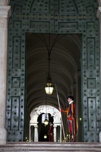 Schweizergarde beim Eingang zum Petersdom