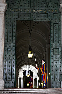 Schweizergarde beim Eingang zum Petersdom