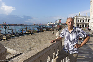 Lars an der Uferpromenade bei Dogenpalast