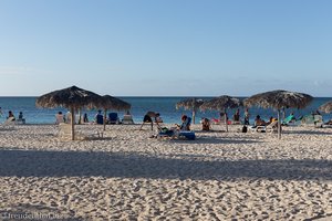 Strand mit Liegen an der Playa Guardalavaca