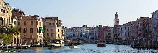 Blick über den Canal Grande zur Rialtobrücke