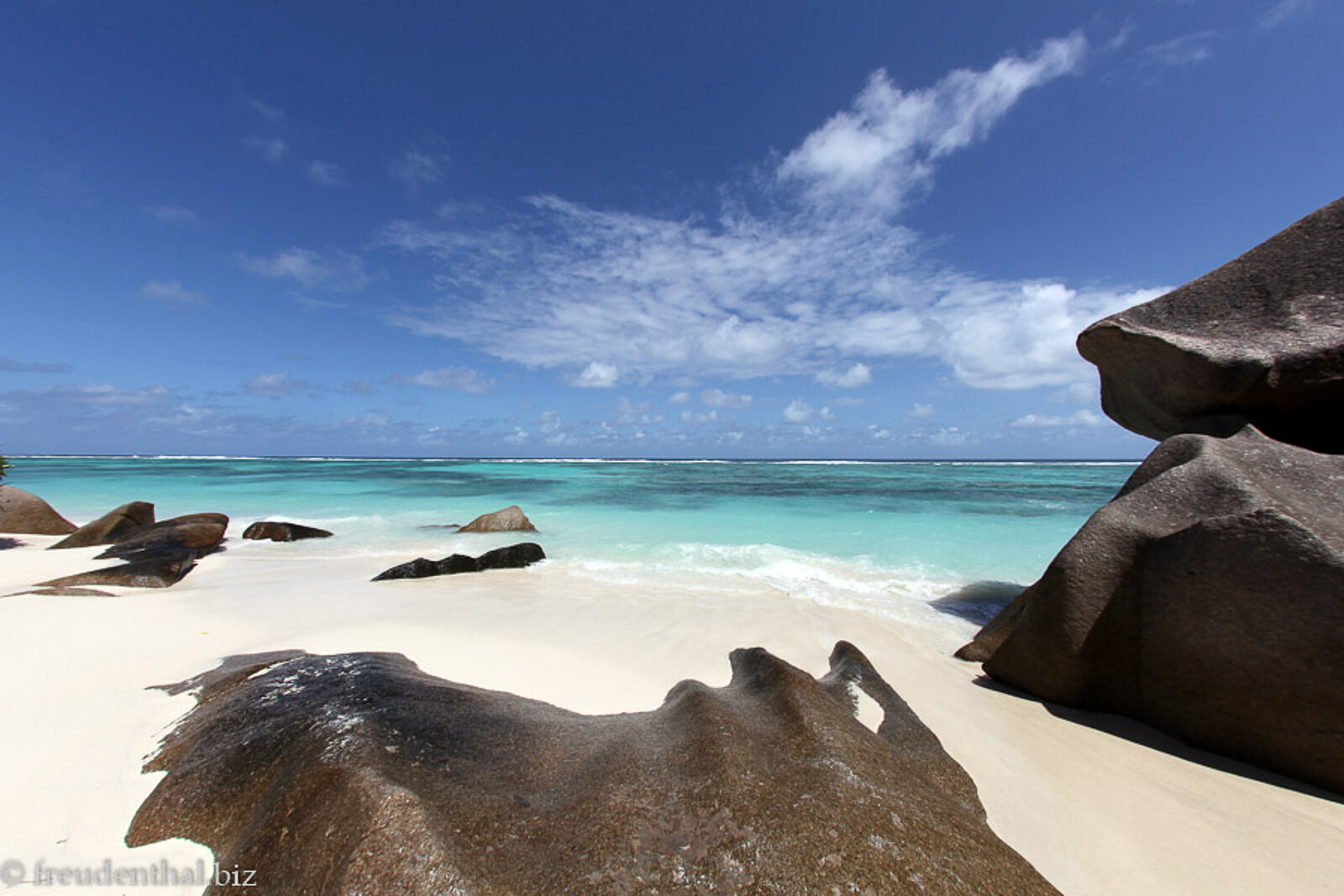 Granitfelsen und heller Sandstrand an der Source D'Argent auf La Digue