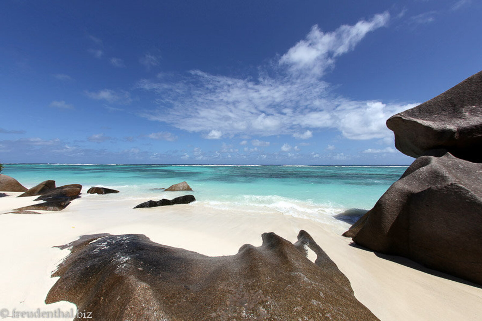 Granitfelsen und heller Sandstrand an der Source D'Argent auf La Digue