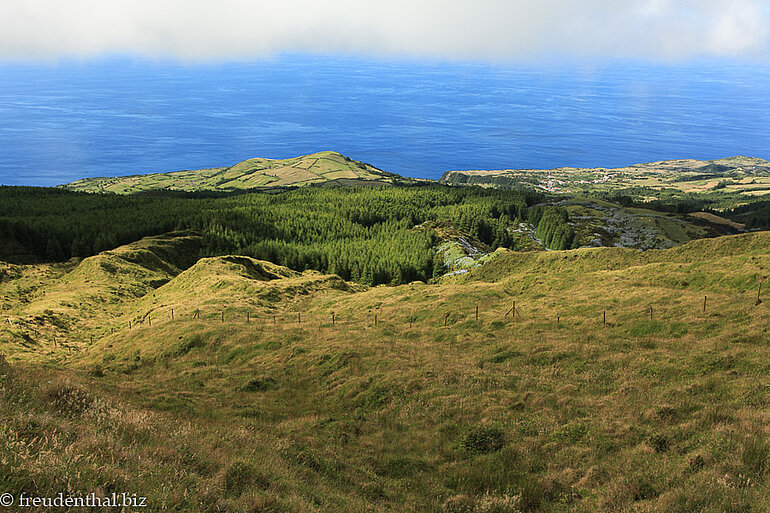 Aussicht von der Caldeira zur Küste von Faial