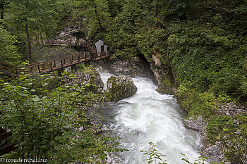 Auf Holzstegen und Brücken über das tosende Wasser