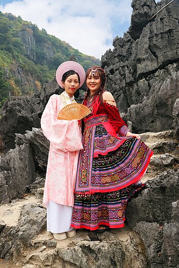 traditionell gekleidete Vietnamesinnen auf dem Aussichtsberg Hang Múa