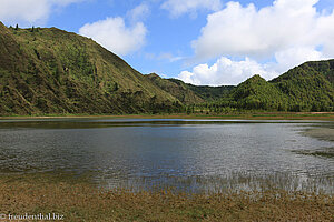 Blick über den kleinen Nachbarsee des Lagoa do Fogo