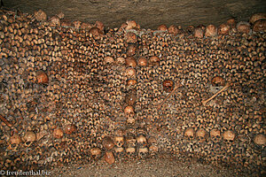 Kreuz aus Schädeln in den Catacombes