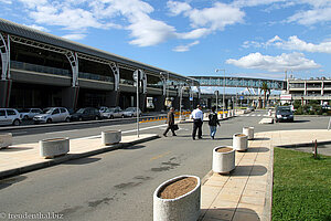 Vor dem Flughafen von Cagliari