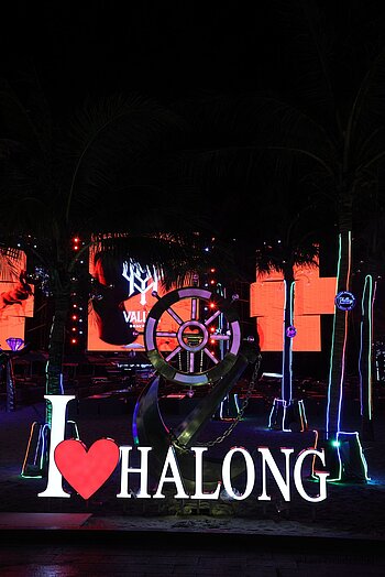 I Love Halong – Schriftzug beim Vergnügungsviertel in Halong-Stadt