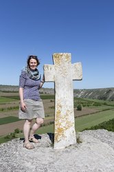 Anne beim beim Wunschkreuz auf dem Butuceni-Hügel in Moldawien