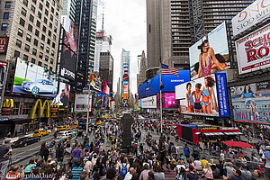 Blick von der Rampe über den Times Square von New York