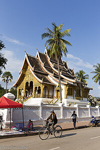 der Ho Phra Bang und Radfahrer in Luang Prabang